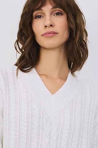 Джемпер с V-образным вырезом с косами, белый