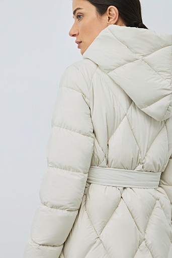 Удлиненный пуховик с ромбовидной стежкой, молочный
