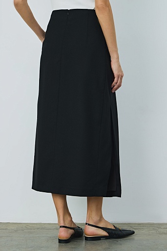 Юбка в складку с разрезом сбоку, черная