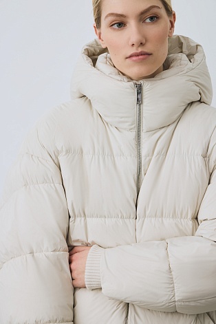 Молочный пуховик оверсайз