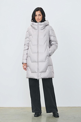 Светло-серый пуховик с фигурной стежкой