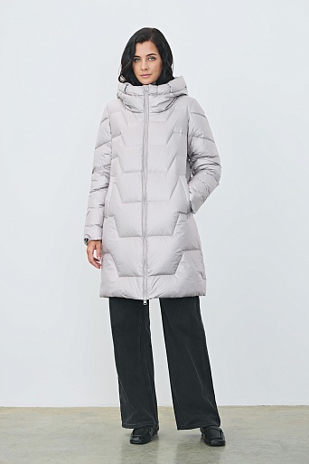 Светло-серый пуховик с фигурной стежкой