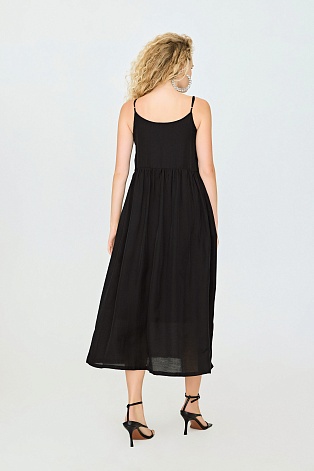 Черное платье на тонких бретелях