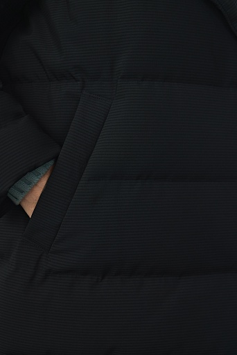 Пуховое пальто-кокон в рубчик, черное