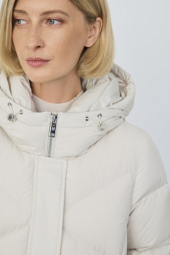 Пуховое пальто со стежкой треугольниками, молочное