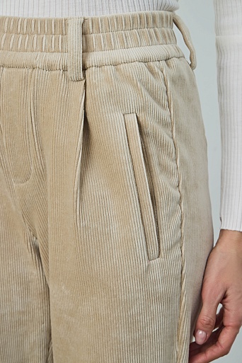 Зауженные вельветовые брюки на резинке, бежевые