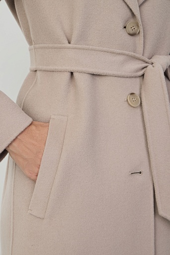 Пальто на пуговицах с поясом, пудровое