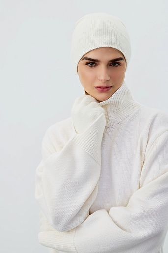 Шапка бини с ангорой, молочная