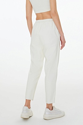 Белые брюки из экокожи