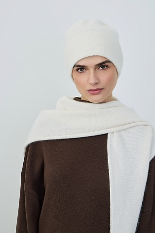 Шапка с отворотом с ангорой, молочная