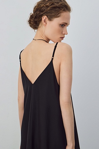 Платье А-силуэта на бретельках, черное