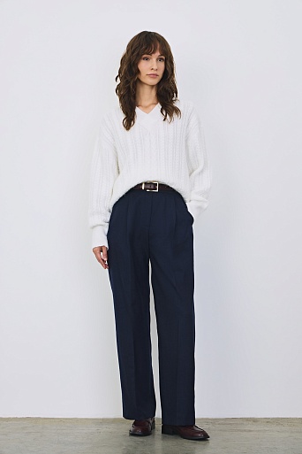 Джемпер с V-образным вырезом с косами, белый