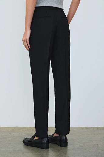 Зауженные брюки со стрелками, черные