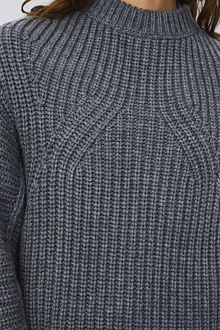 Серый джемпер грубой вязки