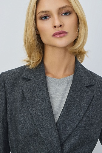 Удлиненный жакет в полоску на поясе, темно-серый