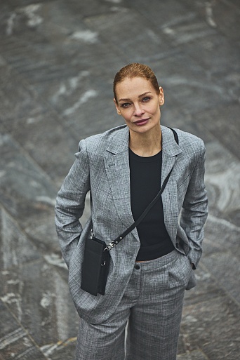 Микросумка черного цвета на цепочке