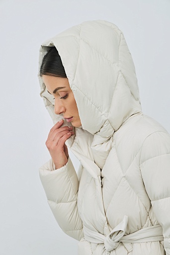 Удлиненный пуховик с ромбовидной стежкой, молочный