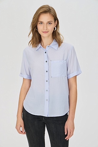 Блузка с коротким рукавом нежно-голубого цвета