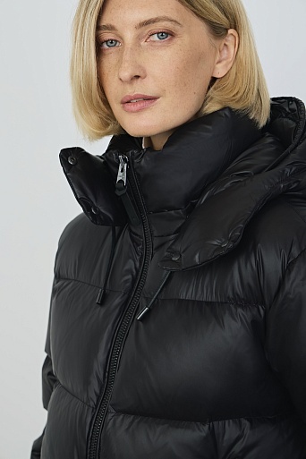 Укороченный пуховик с капюшоном, черный