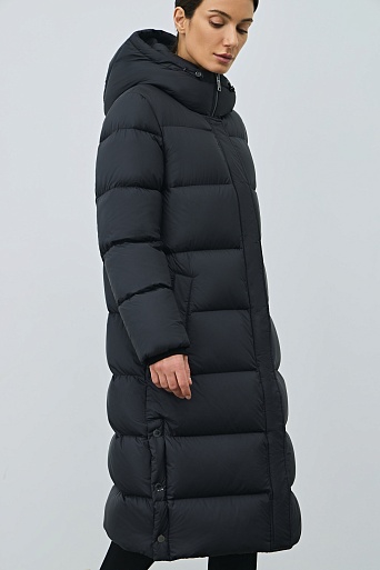 Длинный пуховик с капюшоном, иссиня-черный