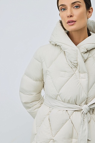 Удлиненный пуховик с ромбовидной стежкой, молочный