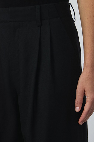 Брюки с защипами, черные