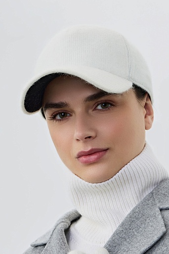 Утепленная бейсболка с ангорой, белая