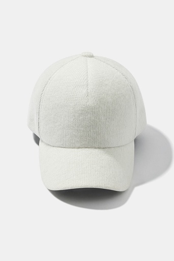 Утепленная бейсболка с ангорой, белая