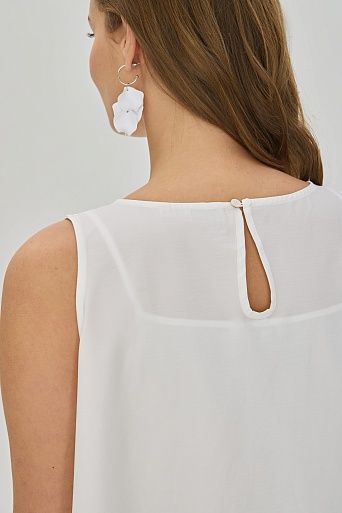 Белое платье без рукавов