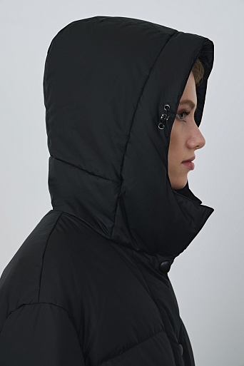 Пуховая куртка на поясе, черная