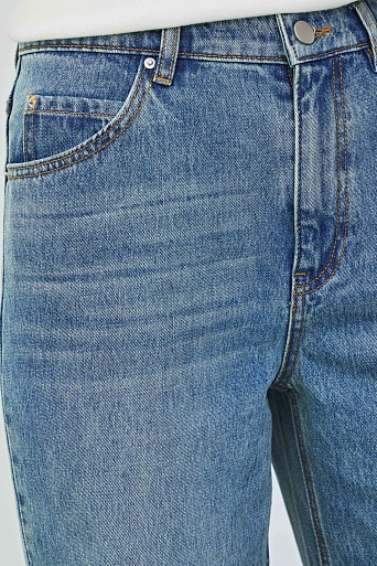 Зауженные джинсы с потертостями, голубые