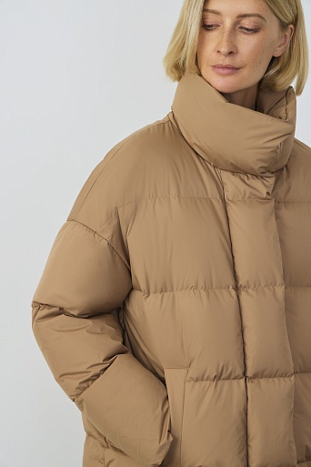 Пуховик с воротником-стойкой, карамельный