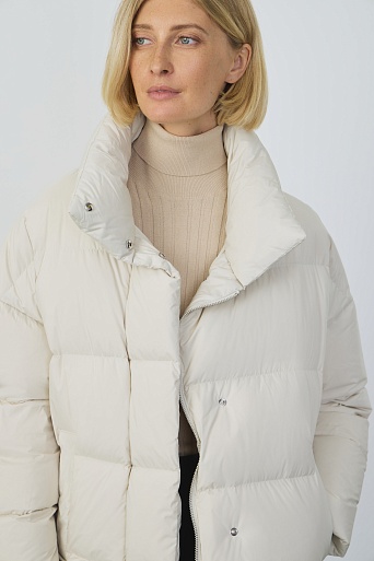 Пуховик с воротником-стойкой, молочный