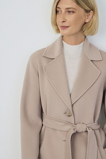 Пальто на пуговицах с поясом, пудровое