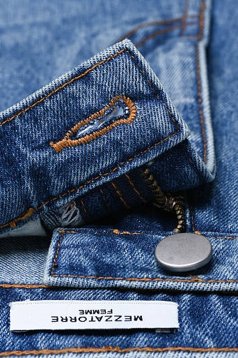 Зауженные джинсы с потертостями, голубые