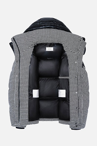 Куртка в черно-белый принт