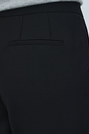 Зауженные брюки со стрелками, черные