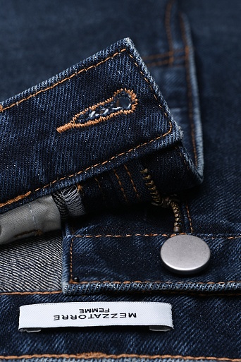 Зауженные джинсы с потертостями, темно-синие