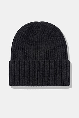 Черная шапка с отворотом