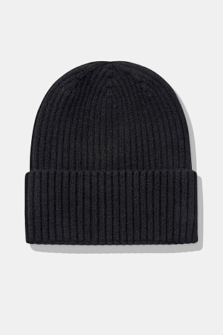 Черная шапка с отворотом