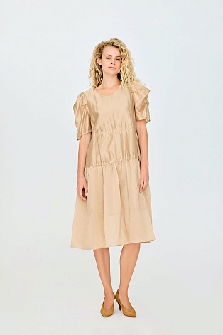 Бежевое платье с рукавами-фонариками