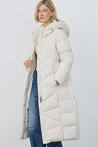 Пуховое пальто со стежкой треугольниками, молочное