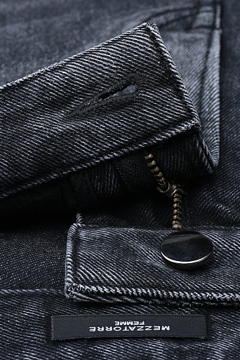 Джинсы bootcut с необработанным краем, темно-серые