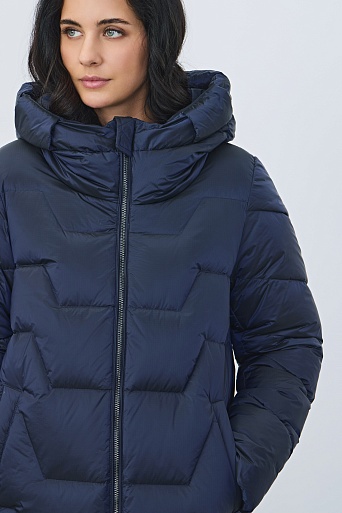 Синий пуховик с фигурной стежкой