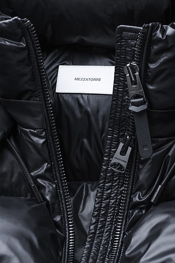 Укороченный пуховик с капюшоном, черный