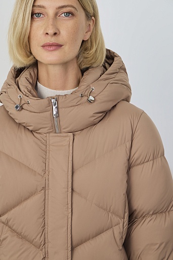 Пуховое пальто со стежкой треугольниками, бежевое