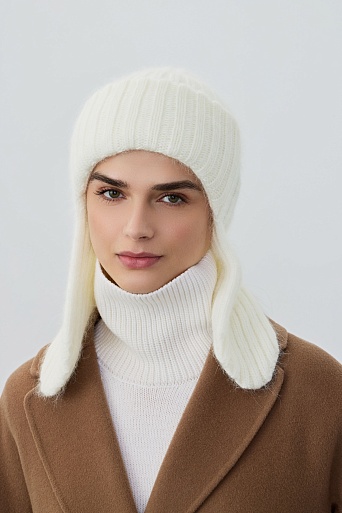 Шапка-ушанка в рубчик с ангорой, молочная