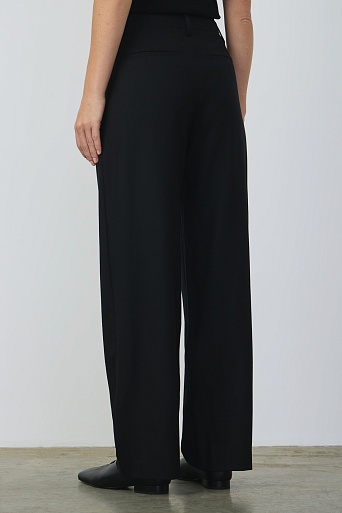 Брюки с защипами, черные