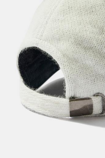 Утепленная бейсболка с ангорой, белая